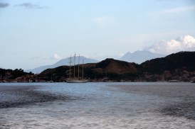 Les Saintes et La Dominique à l'arrière...